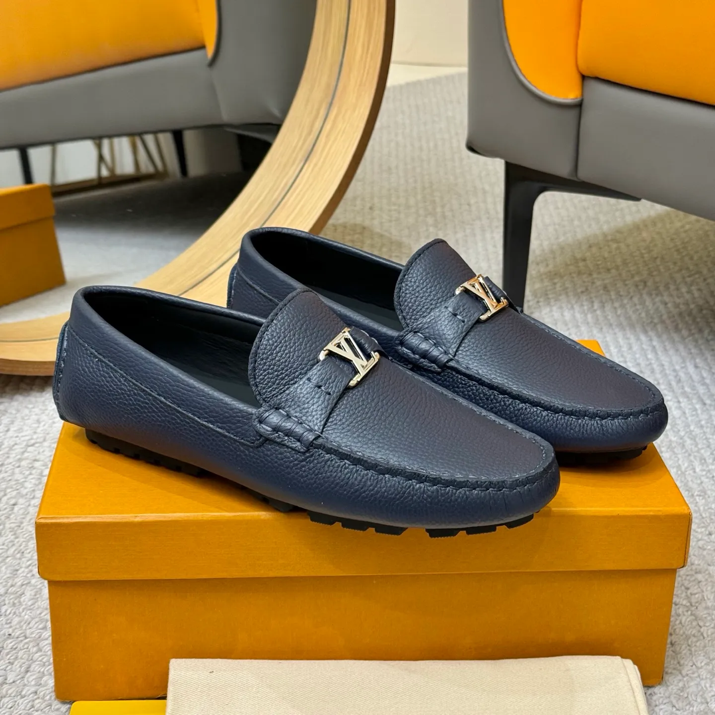 Men's men's shoes 💰420 (Yangli) LV 2⃣️0⃣️2⃣️5️⃣Spring and summer counter GLORIA series models ✈️Original factory special leather production, original last type. A classic driving slip-on casual shoe that shows an elegant style with exquisite craftsmanship details such as Monogram embossing all over the upper🌀Italian imported calfskin fabric Sheepskin foot pads➕Inside～Private mold replica sole Unique style Comfortable driving slip-on Size: 4-12 (38-46) Comes with [Counter packaging: original box, wrapping paper, card, instruction manual, shoehorn, cloth bag] No pressure to enter and leave the counter!